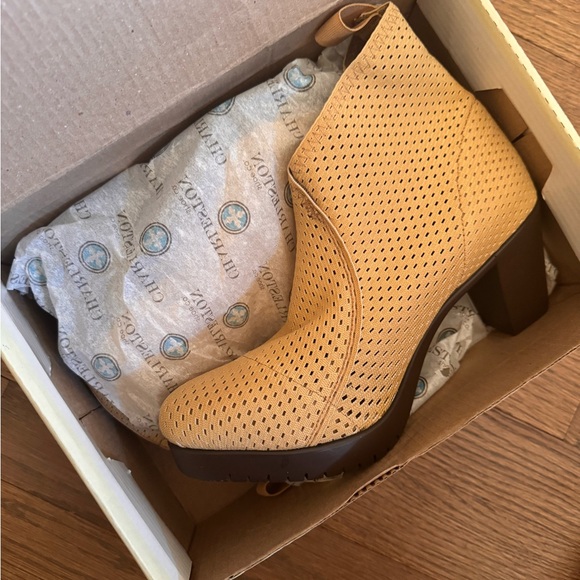 Charleston Shoe Co. Torino Tan Perforated Ankle Boots, NIB, Sz 8 - Picture 3 of 4